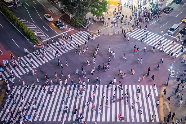 busy intersection tokyo